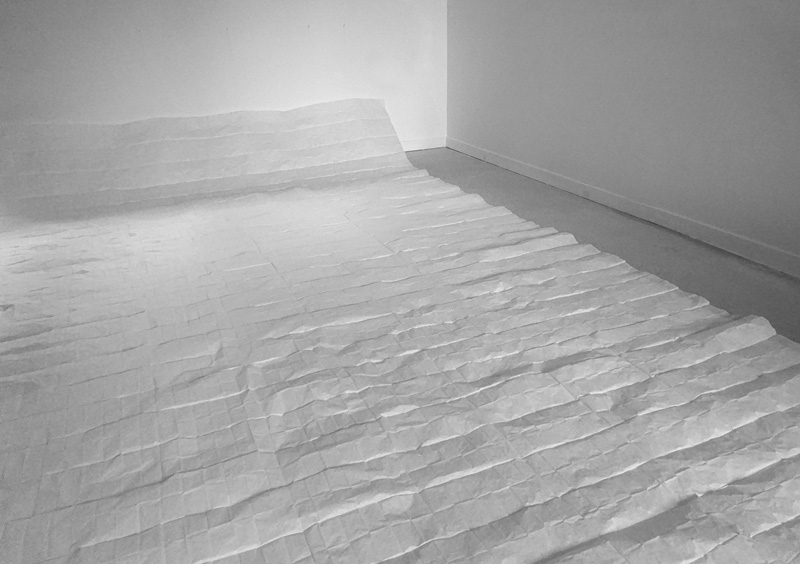 brillentücher mit faden zu kunstinstallation verarbeitet