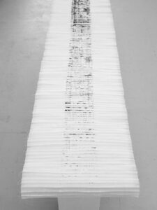yvonne huggenberger, sueños ligeros, 2026, installation, vlies / nähfaden/ tusche auf holzträger, 34,5 x 254 x 40 cm