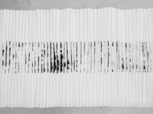 yvonne huggenberger, sueños ligeros, 2026, installation, vlies / nähfaden/ tusche auf holzträger, 34,5 x 254 x 40 cm