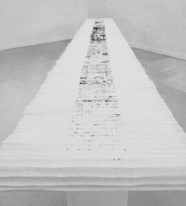 yvonne huggenberger, sueños ligeros, 2026, installation, vlies / nähfaden/ tusche auf holzträger, 34,5 x 254 x 40 cm